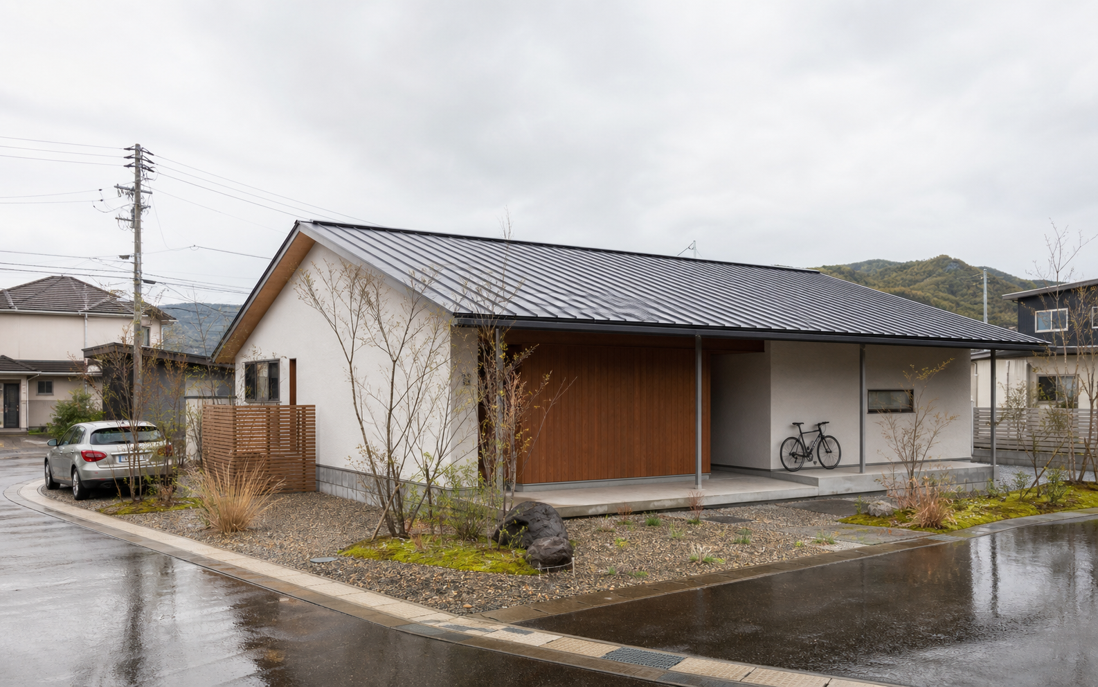 深い軒と木の玄関がある平屋住宅